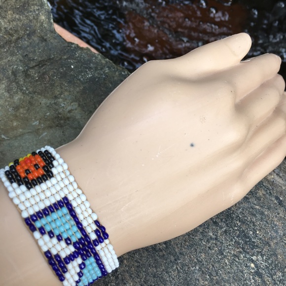 VINTAGE AMERICAN INDIAN SEED BEAD BRACELET - Picture 2 of 4